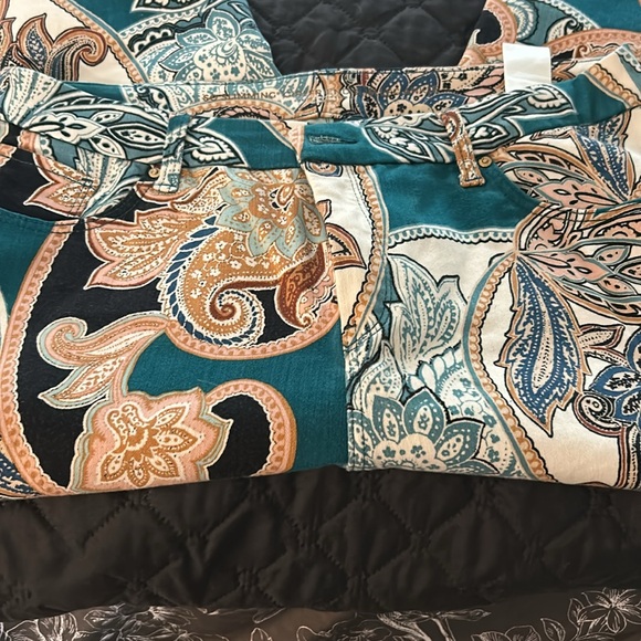 Women Chico’s so slimming pants front and back pockets - Picture 3 of 6